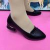 Sapatos de salto baixo de couro genuíno de camada única para mulheres 2023 novos versáteis confortáveis sapatos de couro pontiagudo boca rasa moda moda sapatos de salto de meia-idade