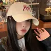 Gorra de Béisbol Bordada de Gato Manchas para Mujer Estilo Coreano Circunferencia de Cabeza Grande Parte Superior Suave Gorra de Béisbol con Visera Mostrando la Cara Pequeña Versátil Sombrero de Ala Ancha