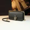 Cadena Estilo Francés 2026 Nuevo Modelo Exquisito Bolso tipo Baguette para Debajo del Brazo Bolso de Hombro Cruzado de Gama Alta Diseño de Nicho Bolso de Cuero Genuino para Mujer