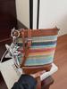Bolso Tejido de Diseño de Nicho para Mujer Verano 2025 Nuevo Estilo Bolso Cubo de Paja Mini Bolso Cruzado al Hombro para Teléfono Móvil Moderno