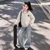 Conjunto Versátil de Dos Piezas para Niños 2026 Primavera/Otoño: Sudadera con Capucha de Retazos a Cuadros y Jeans con Estrellas de Moda Conjunto de Moda