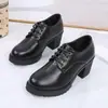 Sapatos femininos de couro estilo britânico de salto alto 2022 novos mocassins de um pedal sapatos de cadarço de sola grossa de couro envernizado de salto grosso