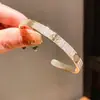 Pulseira Geométricas Flor de Zircônia Super Flash, Pulseira de Luxo Leve e de Alta Qualidade, Pulseira com Design de Nicho da Moda e Versátil