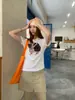 Estilo Verão Novo Retrô Solto Estampa de Personagem Ombro a Ombro com Ombro Diagonal Manga Curta e Camiseta com Letras