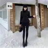 Um conjunto chique de duas peças em estilo coreano, apresentando um blazer e uma saia de lã preta, perfeito para um look sofisticado inspirado em Chanel.