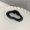 Pinza de garra negra básica y versátil para recogidos a medias, tamaño pequeño, herramienta mágica para la coronilla, pinza para el cabello mate simple y elegante para mujer