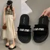 Falda de Nuevo Estilo 2026 con Sandalias Rojas de Playa de Tira Única y Suela Gruesa, Perfecta para un Look Inspirado en Chanel, Impresionantes Sandalias de Moda de Verano para Mujer