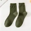5 Pares de Productos Nuevos de Primavera y Otoño, Calcetines Casuales de Algodón de Color Puro Versátiles, Calcetines para Hombre de Media Pantorrilla, Calcetines de Algodón Transpirables para Hombre