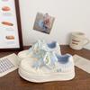 Sapatos Brancos de Couro com Solado Grosso Estilo Coreano para Mulheres, Novidade Verão 2025 Design Chique de Nicho Tênis Versáteis de Cano Baixo para Estudantes