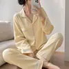 [Directo del Fabricante] Conjunto de Pijama a Cuadros Amarillo Leche Algodón Nube para Mujer, Primavera/Otoño, con Cuello Campana, Mangas Largas de Bloques de Color, Conjunto de Dos Piezas para Estar en Casa