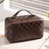 Bolsa de maquillaje portátil para mujer, bolso de mano de gran capacidad para guardar labiales, neceser de viaje de alta gama con compartimentos, diseño sofisticado