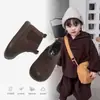Outono/Inverno 2026 Novas Botas Martin Infantil com Pelúcia Embutida Botas para Meninos Botas Curtas para Meninas Moda Botas de Couro para Bebê Sapatos de Algodão de Duas Camadas