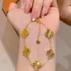 2026 Novo Modelo Corrente Única Dourada Flor de Trevo Pulseira Versátil para Mulheres, Presente Simples para Aniversário da Namorada ou Melhor Amiga