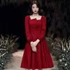 Vestido de Toast Estilo Francés para la Novia, Vestido Largo Rojo de Manga Larga para Compromiso en Figuras Pequeñas, Se Puede Usar Casualmente, con un Toque de Lujo, Adecuado para el Regreso a Casa