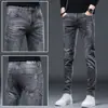 Jeans de alta gama para hombre 2026 verano finos estilo nuevo pantalones ajustados para hombre versión coreana ajustados elásticos pantalones para hombre bordados en negro y gris