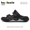 Sandalias de hombre para verano para uso exterior 2025 nuevas antideslizantes resistentes al desgaste desodorantes de doble propósito para conducir ocio ligeras pantuflas de playa