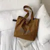 Bolsa de camurça para mulheres, nova coleção de outono 2026, bolsa de ombro estilosa e versátil, bolsa tote de grande capacidade, bolsa vermelha para casamento