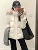 Jaqueta curta de plumas feminina, novo modelo 2026, para pessoas baixinhas, com gola de pelo de guaxinim, plumas de pato branco, corte slim, acinturada, casaco branco, popular