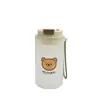 ¡Guau, esta botella de agua para estudiantes es de 350 ml, tiene tapa, permite beber directamente, es ligera, duradera, a prueba de fugas y tiene un diseño simple y portátil, perfecta para llevar a la escuela.