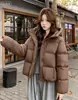 Chaqueta de Algodón Puff Estilo Caparazón de Tortuga para Mujer, Estilo Corto para Figuras Petite, Nuevo Modelo Invierno 2026, Chaqueta Acolchada con Capucha Extremadamente Elegante y Gruesa