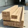 La madera de construcción de ingeniería es densa, tiene alta resistencia a la flexión y no es propensa a agrietarse ni deformarse.. Se utiliza para construir cimbra