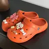 Novos Sapatos com Furos Verão Praia Frescos Flores para Sapato DIY Uso Externo Sola Grossa Modernos Antiderrapantes Respiráveis Secagem Rápida Sandálias que Aumentam a Altura