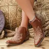 2026 Nuevas Botas Cortas de Estilo de Comercio Exterior Occidental Bordadas con Punta Cuadrada para Mujer, Botas de Mezclilla de Talla Grande para Mujer con Tacón Grueso y Corte en V de Estilo Étnico Retro