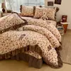Juego de cuatro piezas de funda de cama de encaje de princesa estilo coreano de terciopelo de leche, funda de edredón gruesa y cálida de invierno, juego de terciopelo de coral