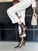 Botas Femininas Curtas Estilo Novo Outono 2025 Bico Fino Salto Agulha Elegantes e Emagrecedoras Moda Francesa Sexy Deslumbrantes Celebridade da Internet