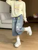 Calça Jeans Cropped com Estampa Graffiti de Desenho Animado Selecionada Cuidadosamente para Mulheres Verão 2026 Nova Calça Reta Larga de Comprimento Médio Solta