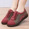 Zapatos de tela estilo Pekín antiguo para mujer, nuevos modelos de primavera y otoño, ligeros, antideslizantes, de suela plana, zapatos de abuela, zapatos casuales de suela blanda