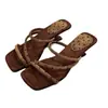 Sandalias Blancas de Tira Fina con Puntos Blancos y Suela Negra Estilo Nuevo 2026 con un Ambiente Romántico Suave, Sandalias de Moda para Viajar con Suela Suave