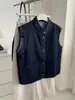 Chaleco de mezclilla liso azul anti-decoloración con cuello alto para mujer, elegante, para ir al trabajo, moderno, para superponer, chaleco cárdigan sin mangas, Otoño 2026