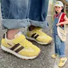 Zapatillas para niñas 2026 primavera-verano nueva moda elegantes zapatillas para correr suela blanda versátiles zapatos casuales zapatillas de moda para niños
