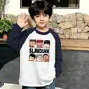 Camiseta de manga larga para niño de algodón puro con bloques de color, capa base para primavera/otoño, nuevo top raglán estampado elegante y versátil para niños