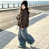 Chaqueta de cuero de primavera y otoño para niñas, nuevo estilo 2026, chaqueta estilo coreano, sudadera con capucha y pantalones vaqueros, un conjunto de tres piezas para niños mayores