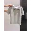 Camisa de Tricô Respirável Fina de Verão Bordada com Desenho Gola Reversível Manga Curta Feminina 2026 Novo Estilo College Top Curto