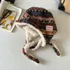 Sombrero Lei Feng de Felpa Estilo Fair Isle Vintage para Mujer, Gorro Grueso de Invierno con Orejeras, Diseño que Adelgaza el Rostro, Gorro de Punto con Cierre de Corbata