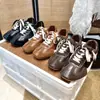 Zapatillas de entrenamiento alemanas retro para mujer con bloques de color, hechas de piel de vacuno de plena flor, colección de otoño 2026, con cordones, con tacón oculto para mayor altura, a la moda y casual