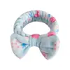 Diadema de franela con estampado de conejo, fresas y lazo, banda elástica para el cabello para lavarse la cara y maquillarse