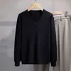 Camisas masculinas clássicas, novas tendências em roupas masculinas, malhas de manga comprida para atacado, gola V transpassada, versátil para outono e inverno