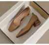 Zapatos de Tacón Cuadrado Grueso para Primavera y Otoño 2023 Piel Suave Boca Baja Zapatos de Salón Retro Francés Tacón Grueso 4CM Zapatos Profesionales de Oficina