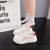 Otoño 2026 Venta Caliente Zapatos Blancos de Suela Gruesa para Aumentar Altura para Estudiantes Femeninas Zapatos Casuales de Tabla con Cordones Bloques de Color Zapatos Individuales de Suela Suave