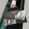 Bolsa de Mão Feminina de Couro, Envelope com Textura Crocodilo e Patchwork de Couro Liso com Alça de Metal, Bolsa Transversal Ombro Conversível para Festa Noturna Casamento