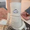 Calcetines de dibujos animados lindos para niñas, calcetines de otoño de algodón puro hasta la pantorrilla, estilo ins moderno con bordado de perrito, hilo de puntos y diseño de volantes
