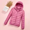 Precio al por mayor 2023 Invierno nuevo chaqueta de plumón ligera para mujer abrigo corto con capucha ultraligero ultrafino ligero moda tendencia