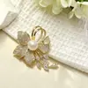 Broche de Novo Estilo Transfronteiriço, Corsage Colorido para Mulheres, Alfinete Exquisito, Estilo Retrô Europeu e Americano, Acessório para Terno, Joia Anti-Exposição