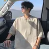 Sensación casual y relajada, camiseta de manga corta de lino sintético para hombre, nuevo estilo de verano, fresca y transpirable, cuello en V pequeño, top holgado de manga corta