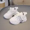 Zapatillas para niñas 2026 otoño nuevo modelo, zapatos tipo papá ligeros de suela blanda para niños, zapatos versátiles casuales para caminar para niños