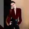 Elegante top de terciopelo color burdeos con cuello en V y manga larga, nueva colección primavera 2026, blusa ajustada para outfit de Año Nuevo